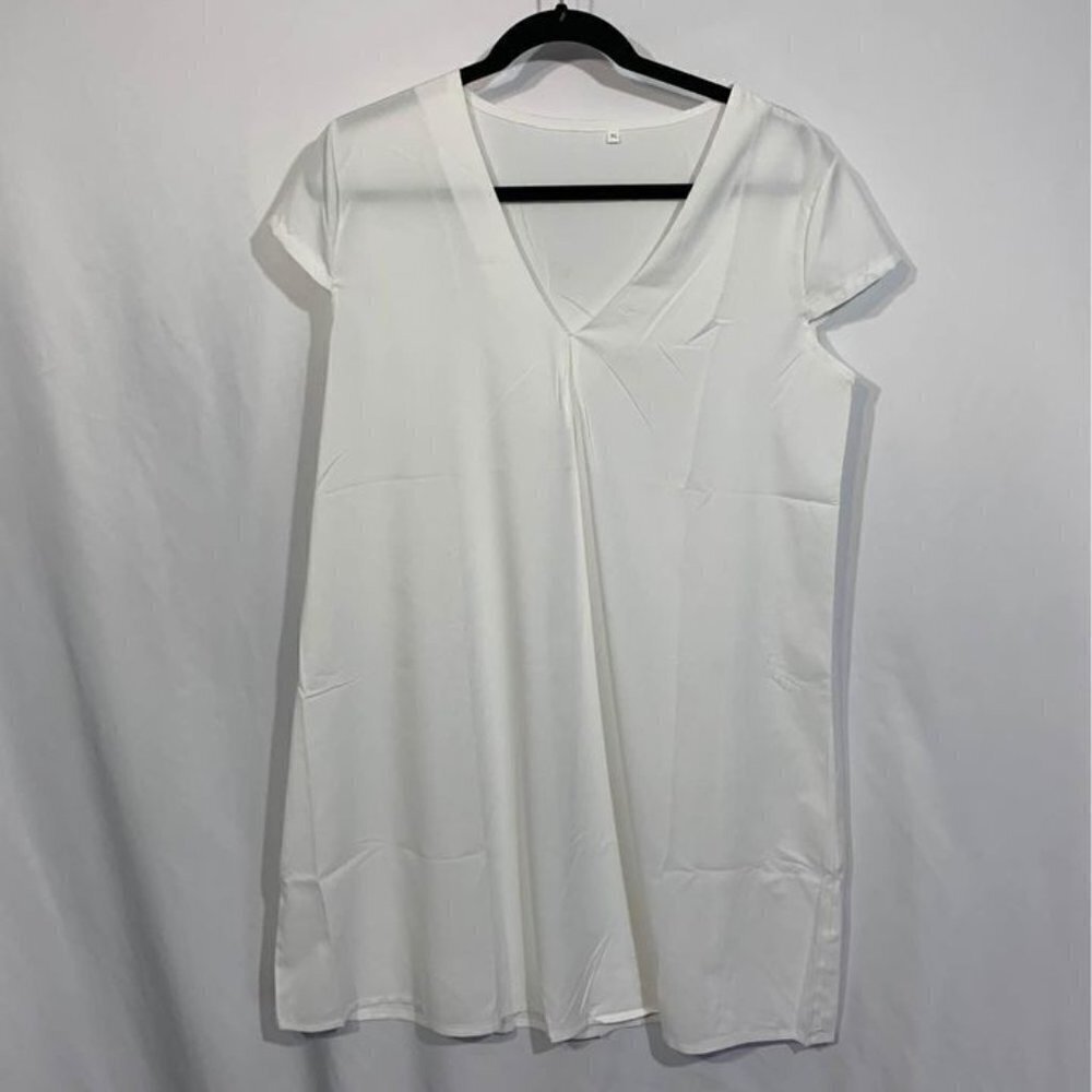 WOMAN’S swimsuit cover. Size XL. White a line. V neck.